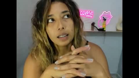 Snapshot of dona_tella chatting on May 2026 02:45:01 PM dona_tella online show from May 2026 02:45:01 PM