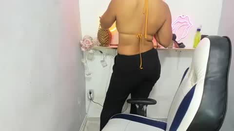 Snapshot of dona_tella chatting on May 2026 10:44:01 AM dona_tella online show from May 2026 10:44:01 AM