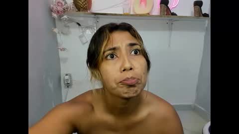 Snapshot of dona_tella chatting on June 2026 02:33:01 PM dona_tella online show from June 2026 02:33:01 PM