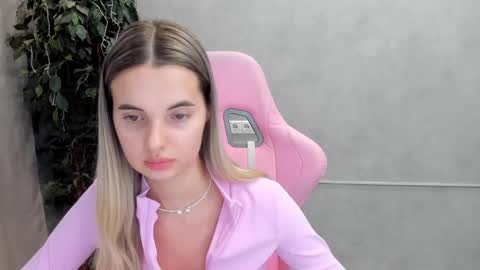 Snapshot of donnaaa_evans chatting on February 2025 03:21:02 AM Donna On GMT2 Mon-Fri 3-9 AM online show from February 2025 03:21:02 AM