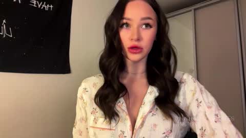 MOLLYYYY dont forget to give me a thumb up online show from January 2026 02:27:02 AM