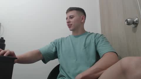 Snapshot of draco_boy2000 chatting on October 2025 09:38:02 PM draco_boy2000 online show from October 2025 09:38:02 PM