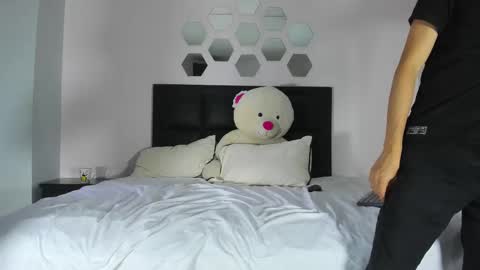 Snapshot of drake_and_zara chatting on November 2025 12:17:01 PM Drake and Zara online show from November 2025 12:17:01 PM