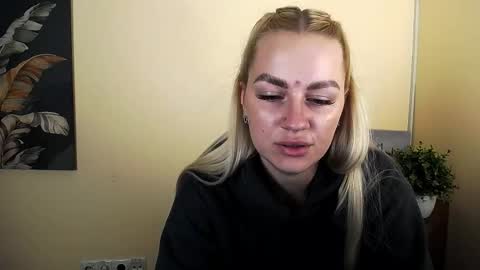 dream_dolly_ online show from October 2025 01:35:02 PM