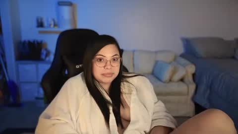 Snapshot of drizzypeach602 chatting on December 2024 04:18:01 AM Drizzypeach602 online show from December 2024 04:18:01 AM