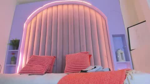 DULCE AURORA online show from November 2025 12:00:01 AM