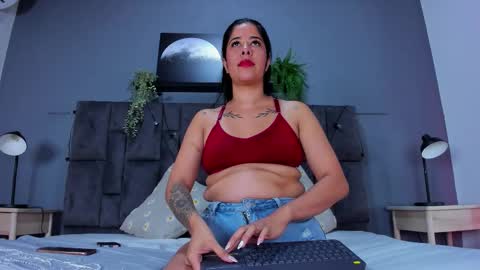 DULCE AURORA online show from December 2025 01:32:02 AM