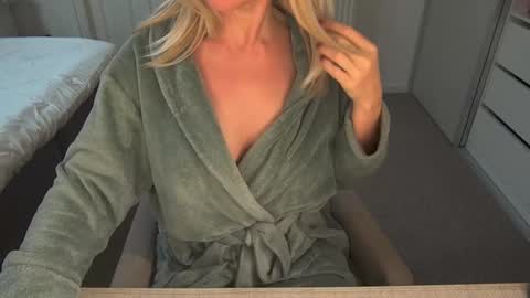 Snapshot of dutchamber chatting on December 2025 08:23:01 AM Ambertje040 online show from December 2025 08:23:01 AM