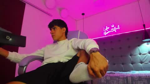 dyla_n18_ online show from January 2026 07:37:02 PM