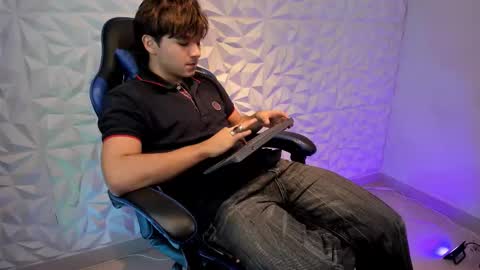 Dylan online show from December 2025 08:05:02 PM