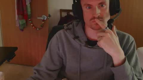 Snapshot of earthyboy chatting on May 2026 01:54:02 AM Earthy online show from May 2026 01:54:02 AM