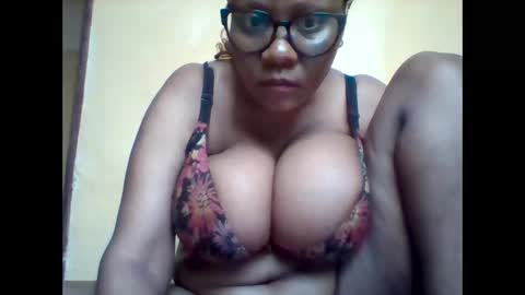 Snapshot of ebonybussy chatting on June 2026 10:35:01 AM MAMITO online show from June 2026 10:35:01 AM