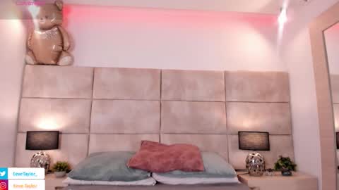 Snapshot of eevee_taylor chatting on December 2025 01:43:01 AM Eevee online show from December 2025 01:43:01 AM