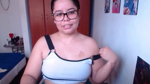 eimy_saenzz online show from November 2025 01:35:02 PM