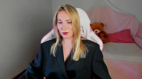Snapshot of elaravoltage chatting on May 2026 05:18:02 PM elaravoltage online show from May 2026 05:18:02 PM