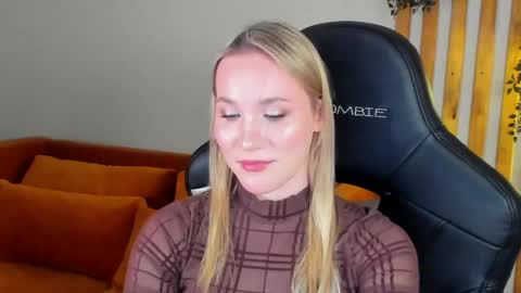 Snapshot of elaravoltage chatting on May 2026 05:42:02 PM elaravoltage online show from May 2026 05:42:02 PM