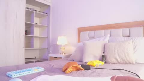 Snapshot of elena_mature chatting on December 2025 06:04:01 PM Elena online show from December 2025 06:04:01 PM