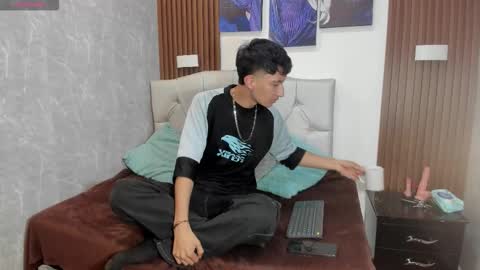 Snapshot of elian_julian chatting on November 2025 01:17:02 AM Elian Julian online show from November 2025 01:17:02 AM