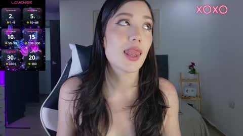 eliiih_ online show from November 2025 10:23:01 PM