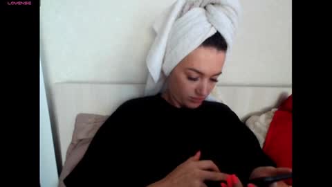 elisa_dove208 online show from October 2025 07:28:01 AM