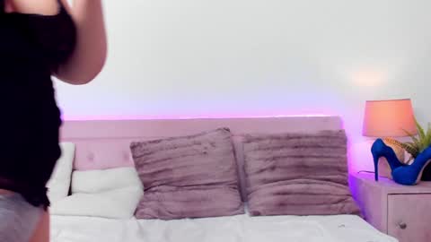  Elise  online show from February 2025 06:38:01 PM