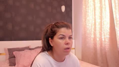 Snapshot of elisetyler89 chatting on November 2025 08:59:01 AM Elly online show from November 2025 08:59:01 AM