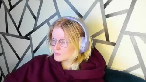 Elizabeth online show from November 2025 01:17:01 AM