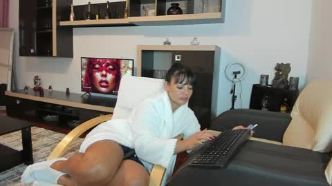 Ella online show from April 2026 04:05:02 PM