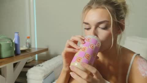 ellalowe online show from April 2026 09:15:01 PM