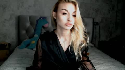 ellamilla online show from April 2026 04:17:02 PM