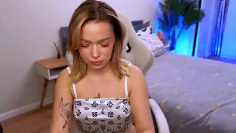 Ella online show from December 2025 05:47:01 AM