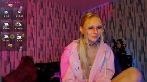 Snapshot of elli_26 chatting on December 2024 08:58:01 AM Ellie online show from December 2024 08:58:01 AM