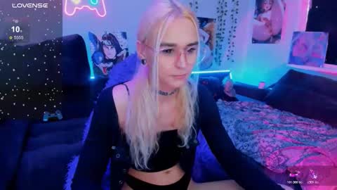 Snapshot of elli_26 chatting on October 2025 01:11:02 PM Ellie online show from October 2025 01:11:02 PM