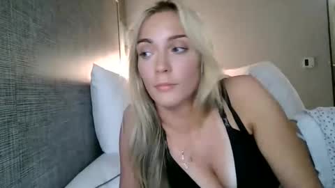 Snapshot of elliebellyy chatting on September 2025 11:20:01 PM Ellie online show from September 2025 11:20:01 PM