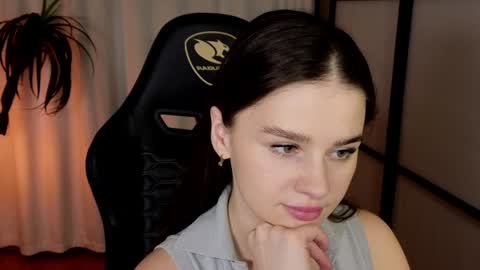 Snapshot of elliephant_ chatting on December 2024 12:20:02 PM just Emily online show from December 2024 12:20:02 PM