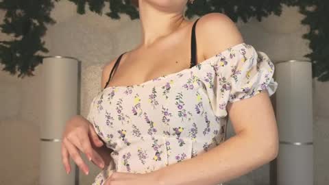 Snapshot of elliephant_ chatting on January 2025 03:28:01 PM just Emily online show from January 2025 03:28:01 PM