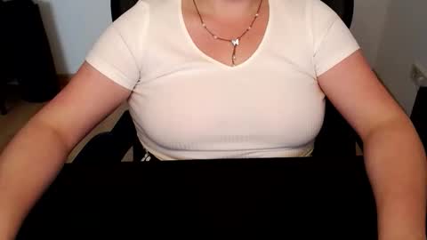 Snapshot of elly_petite chatting on June 2026 02:23:01 PM Elly online show from June 2026 02:23:01 PM