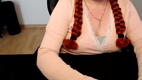 Snapshot of elly_petite chatting on June 2026 11:42:02 AM Elly online show from June 2026 11:42:02 AM