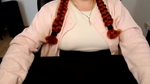 Snapshot of elly_petite chatting on June 2026 11:53:02 AM Elly online show from June 2026 11:53:02 AM