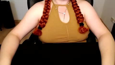 Snapshot of elly_petite chatting on June 2026 06:46:01 AM Elly online show from June 2026 06:46:01 AM