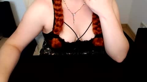 Snapshot of elly_petite chatting on July 2026 07:21:01 AM Elly online show from July 2026 07:21:01 AM