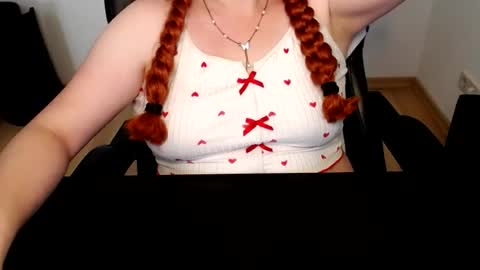 Snapshot of elly_petite chatting on July 2026 11:35:01 AM Elly online show from July 2026 11:35:01 AM