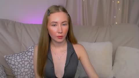 Snapshot of ellycolins chatting on November 2025 03:06:01 AM Elly online show from November 2025 03:06:01 AM