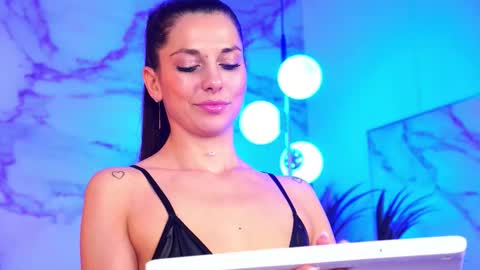 Elly online show from November 2025 09:36:01 PM