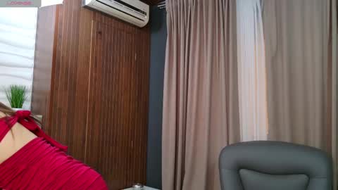 Snapshot of ellyross_ chatting on March 2025 08:22:01 AM EllyRoss online show from March 2025 08:22:01 AM