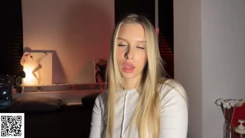 Elysia online show from December 2025 12:05:01 AM