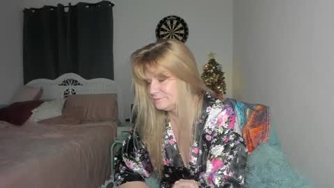 Snapshot of emberpheonixxx chatting on December 2024 03:33:02 AM Ember Pheonixxx online show from December 2024 03:33:02 AM