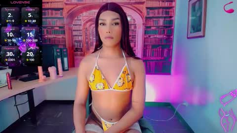 Snapshot of emeli_roushot chatting on December 2025 11:08:02 AM Emeli online show from December 2025 11:08:02 AM