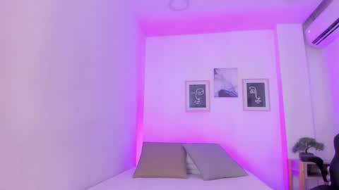 emelie_89 online show from December 2024 01:14:01 PM