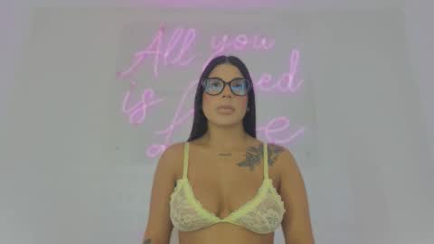 emelie_89 online show from November 2025 02:40:02 PM